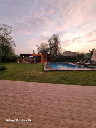 una piscina en un patio con una casa en CASA LINDA PACHACAMAC, en Pachacámac