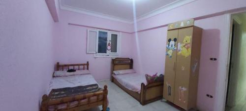 ein kleines Schlafzimmer mit einem Bett und einer Kommode in der Unterkunft Friends motel in Alexandria