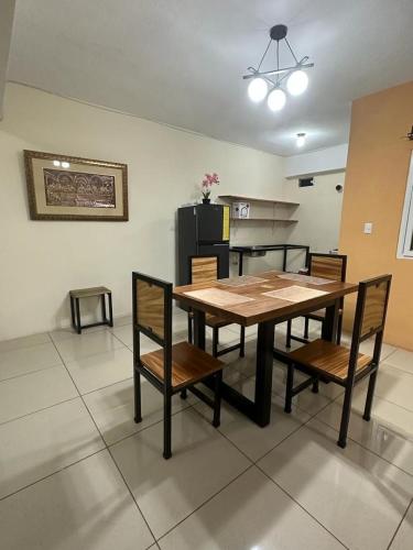 a dining room table and chairs in a room at Grupo Small Ville in Guatemala