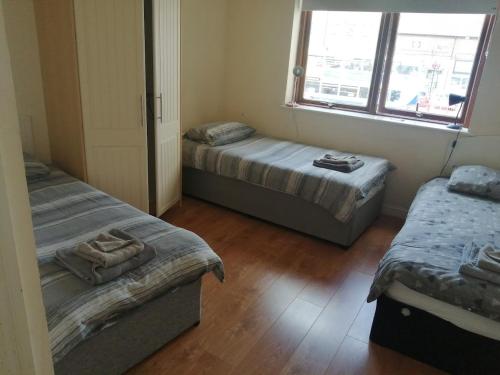 um quarto com duas camas e uma janela em 2 Bedroom, 2 Bathroom 1.6 em Dublin