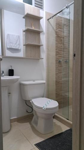 uma casa de banho com um WC e uma cabina de duche em vidro. em Cómodo y Completo Apartamento, Excelente Ubicación, Cerca Expofuturo, Estadio, Ukumari - Incluye Parqueadero - Pereira em Pereira