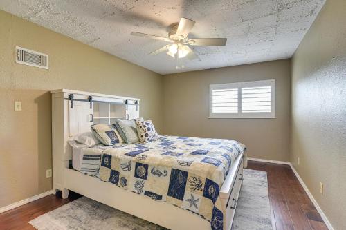 Ένα ή περισσότερα κρεβάτια σε δωμάτιο στο Waterfront Houston Home 1 Mi to Space Center!