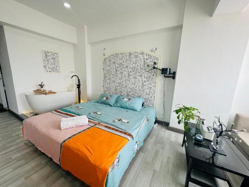 Säng eller sängar i ett rum på The most prosperous seaside seaview apartment in Jomtien(Tub, high speed Wi-Fi, Projector)