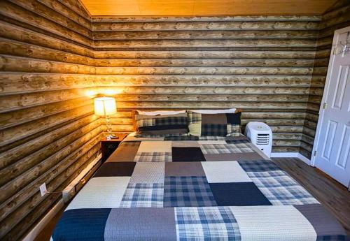 1 Schlafzimmer mit 2 Betten in einem Blockhaus in der Unterkunft Silverbell in Gatlinburg