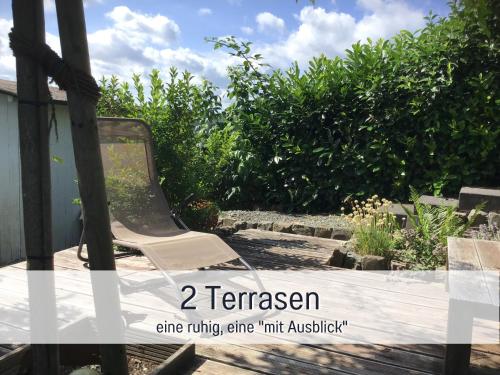 eine Rutsche in einem Garten mit den Worten, die Teenager geben, die Klebstoff treffen in der Unterkunft Ferienhaus Dackelglück in Schmallenberg
