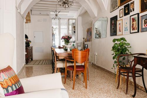 a dining room with a table and chairs at Botánico Casa Rural in Arcos de la Frontera