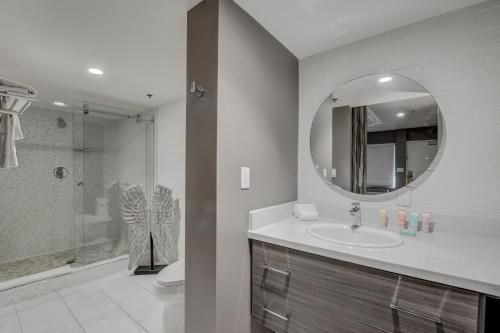 uma casa de banho com um lavatório e um espelho em Oasis at Gold Spike - Adults Only em Las Vegas