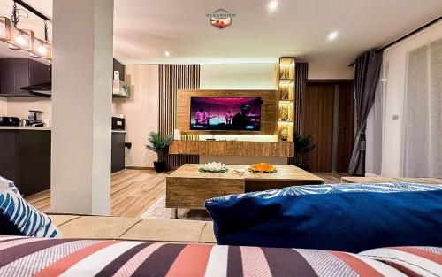 uma sala de estar com um sofá e uma televisão em Newly Built Luxury Beachfront Villa em Acra