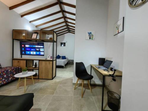 TV a/nebo společenská místnost v ubytování Apartaestudio completo en Itagüí - Shalom