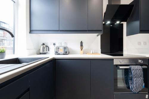 Η κουζίνα ή μικρή κουζίνα στο Close to Leeds Centre, 3 Bedrooms with Free Parking, Great for Contractors & Long Term Bookings - NordStay