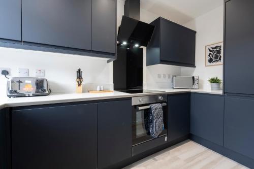 Η κουζίνα ή μικρή κουζίνα στο Close to Leeds Centre, 3 Bedrooms with Free Parking, Great for Contractors & Long Term Bookings - NordStay