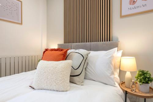 Ένα ή περισσότερα κρεβάτια σε δωμάτιο στο Close to Leeds Centre, 3 Bedrooms with Free Parking, Great for Contractors & Long Term Bookings - NordStay