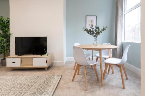 Μια τηλεόραση ή/και κέντρο ψυχαγωγίας στο Close to Leeds Centre, 3 Bedrooms with Free Parking, Great for Contractors & Long Term Bookings - NordStay