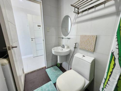 een kleine badkamer met een toilet en een wastafel bij KL Residences Cosy Studio with Gym, Pool and Sauna near Greenbelt and Park in Manilla