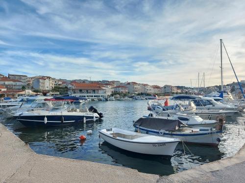 een groep boten is aangemeerd in een haven bij Apartment Ivan in Trogir