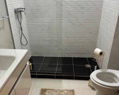 a bathroom with a shower and a toilet at Appartement Plage près d’Agadir in Aourir