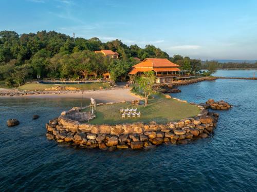 uma ilha no meio de um corpo de água em Green Bay Phu Quoc Resort & Spa em Duong Dong