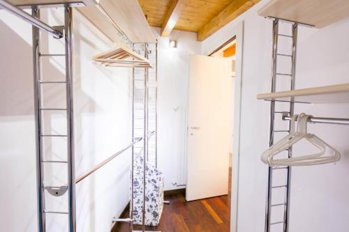 Una escalera y estanterías en una habitación con una pared en Semplicemente Casa, en Milán