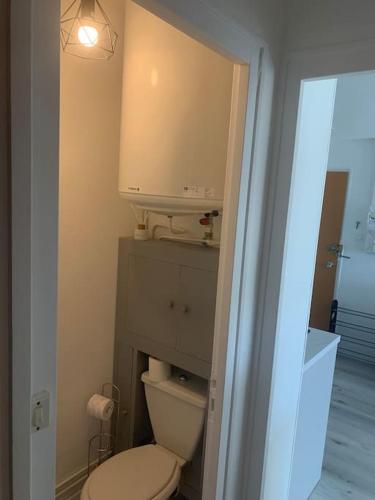 une petite salle de bain avec toilettes et miroir dans l'établissement Appart T2 magnifique vu océan, à Saint-Hilaire-de-Riez