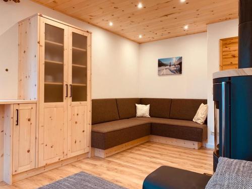 uma sala de estar com um sofá e um armário em Ferienwohnung Moritz em Reit im Winkl