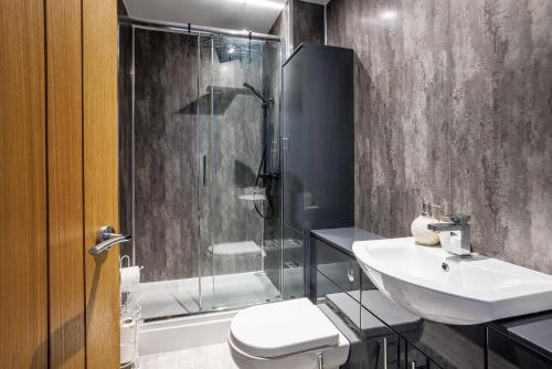 een badkamer met een toilet, een wastafel en een douche bij SUMMER BREEZE in Horden