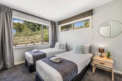 sypialnia z 2 łóżkami i oknem w obiekcie Hideaway at the Bay - Taupo. w mieście Taupo