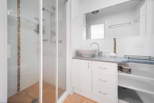 Ένα μπάνιο στο Gorgeous 2-Bed Townhouse with Patio, BBQ & Parking