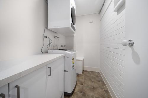 Η κουζίνα ή μικρή κουζίνα στο Gorgeous 2-Bed Townhouse with Patio, BBQ & Parking