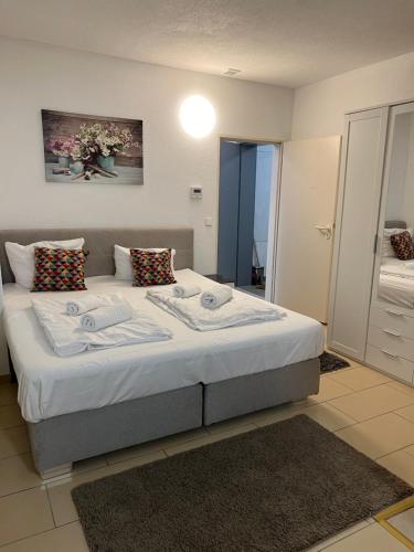 1 dormitorio con 1 cama grande y toallas. en Ferien Wohnung Stuttgart City en Stuttgart