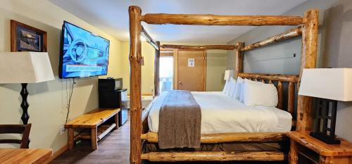 a bedroom with a wooden bed and a table at Nisqually Lodge in Ashford