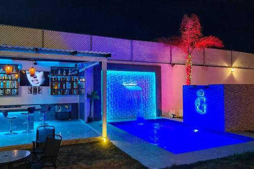 ein Haus mit Pool in der Nacht in der Unterkunft Finca G in Pachuca de Soto