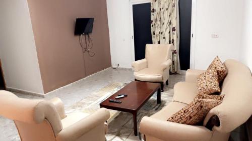 - un salon avec des canapés, des chaises et une table dans l'établissement Atlantis, à Nouakchott