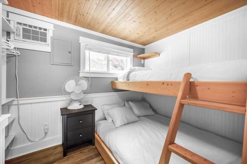 Двухъярусная кровать или двухъярусные кровати в номере Lakeside Serenity Retreat #10