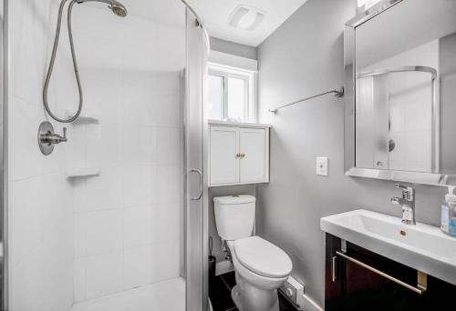 Koupelna v ubytování Lakeside Serenity Retreat #10