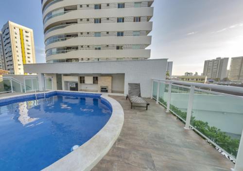 a swimming pool on the roof of a building at Conforto Na Melhor Localização Com Vista Mar in São Luís