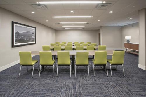 uma sala de conferências com uma mesa longa e cadeiras em Holiday Inn Express & Suites Monterrey Valle, an IHG Hotel em Monterrey