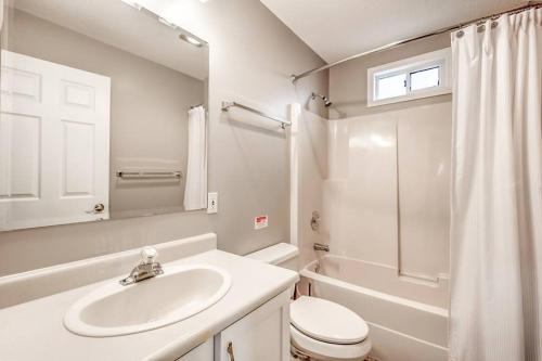 La salle de bains est pourvue d'un lavabo, de toilettes et d'une douche. dans l'établissement The Perfect Getaway Cabin in the Okanagan #6, à West Kelowna