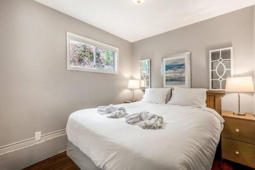 Postel nebo postele na pokoji v ubytování The Perfect Getaway Cabin in the Okanagan #6