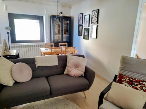 - un salon avec un canapé et une table dans l'établissement Cim's Apartments Cerdanya 2, à Bellver de Cerdanya