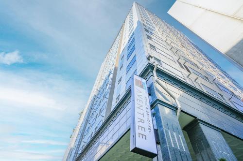 a tall building with a sign on the side of it at Hotel Aventree Yeouido in Seoul