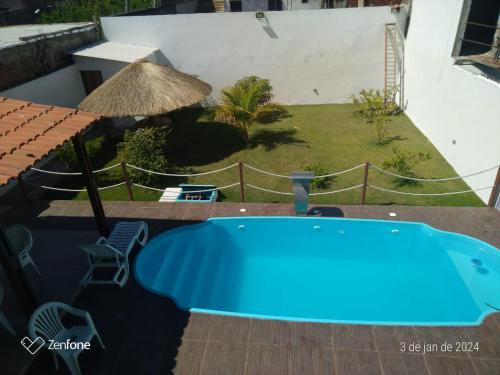 una piscina nel cortile di una casa di Casa veraneio a Itamaracá