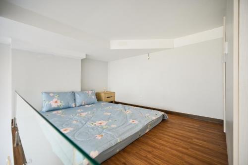 מיטה או מיטות בחדר ב-Huyen Apartment