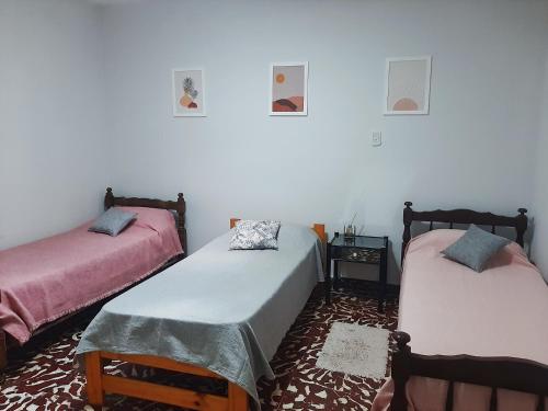 duas camas sentadas num quarto sem ermottermott em Casa Centrica 2 habitaciones con Cochera SL Cap em San Luis