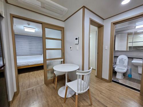 Habitación pequeña con aseo, mesa y sillas en Modern Terrace, en Jeju