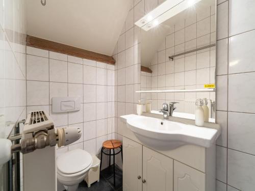 y baño con lavabo y aseo. en Comfortable home for a group with a large garden, en Dixmuda