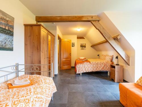 1 dormitorio con 2 camas en un ático en Comfortable home for a group with a large garden, en Dixmuda