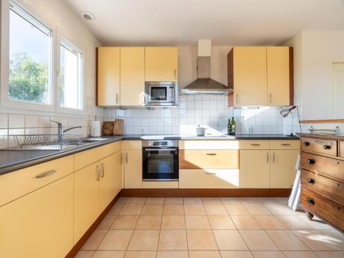 Η κουζίνα ή μικρή κουζίνα στο Tranquil holiday home with private pool