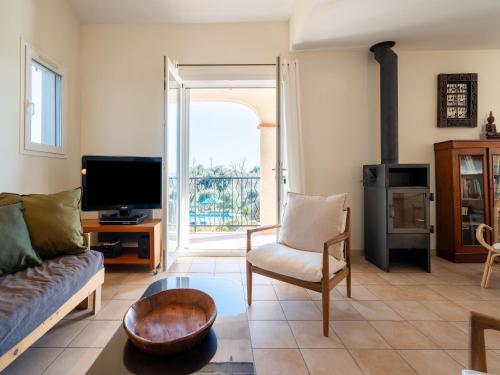 Μια τηλεόραση ή/και κέντρο ψυχαγωγίας στο Tranquil holiday home with private pool