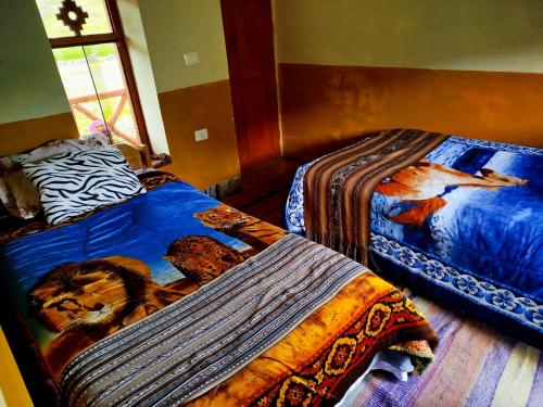 ein Schlafzimmer mit zwei Betten mit Tieren drauf in der Unterkunft HOMESTAYKINSACOCHA in Pisac