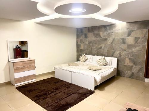 Sky Suites East Legonにあるベッド